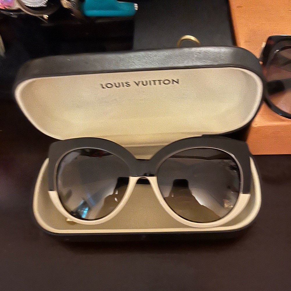 🎉FLASH SALE🎉Authentic Louis Vuitton Sunglasses